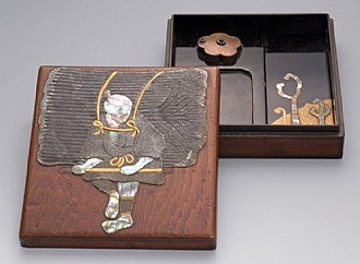 Stationery box (suzuri-bako) 

Cover: Farmer Carrying Firewood 

Interior: Fern 

Korin School 

Lacquered wood 

Cover design in mother-of-pearl inlay 

Interior design in gold hiramaki-e 

18th c. 

26.8 x 25.5 x 4.4 cm