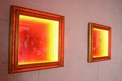 גיא זגורסקי, נ. 1972 

ללא כותרת (חלונות אדומים), 2004 

מראות, ניאונים, זכוכית, מסגרת עץ  

6309-07 a, b 

 אחורה קדימה 
