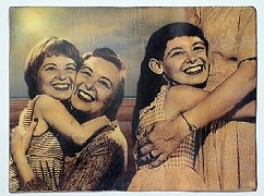 איילת השחר־כהן, נ. 1965 

מתוך הסדרה "חיבוקים ונישוקים", 2000 

הדפס מחשב בצבע 

6192-05