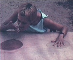 מיכל נאמן, נ. 1951 

דבק ודבש, 1975 

צולם ב־8 מ"מ 

3:30 דקות, ללא פסקול, צבע 
