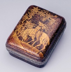 Incense Box (kogo) 

Two Deer and Maple Tree 

Anonymous artist   

Lacquered wood, lead rim 

Design in gold hiramaki-e on nashiji 

15th c. 

7.1 x 5.5 x 2.8 cm 

  
