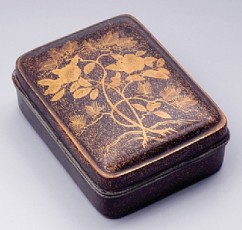 Incense Box (kogo) 

Pines and Cherry Blossom 

Anonymous artist 

Lacquered wood, lead rim 

Design in gold hiramaki-e on nashiji 

Late 16th c. 

8.4 x 6.2 x 3.1 cm 

  
