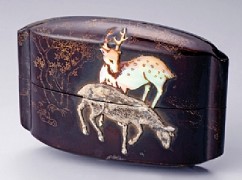 Inro (container for a seal), 2 Sections 

Two Deer 

Ogawa Haritsu (1663-1747) 

Seal: Kan 

Lacquered wood, gold maki-e inlaid with mother-of-pearl and bone 

4.8 x7.2 x 2.1 cm