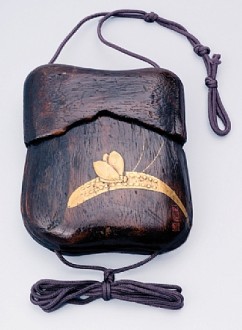 אינרו (נרתיק לחותם)  

פרפר על עלה 

שיאומי סייסיי (1725-1647) 

חתימה: שיאומי 

חותם: סייסיי 

עץ, מאקי־א בזהב 

2.2‏ x‏ 5.4‏ x‏ 7.7‏ ס"מ 

2‏ x‏ 5.1‏ x‏ 6.7‏ ס"מ 

  
