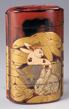 Inro (container for a seal), 5 sections 

Hares and Bamboo 

Anonymous artist   

Lacquered wood 

Design in gold maki-e, ceramic inlay 

Late 18th c. or early 19th c. 

8.4 x 5.1 x 2.3 cm 

  
