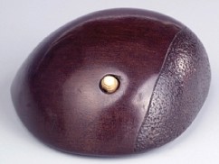  

Katabori Netsuke, Chestnut 

Signature: Deme Taiman 

Wood 

Early 18th c. 

Length: 4.3 cm 

  
