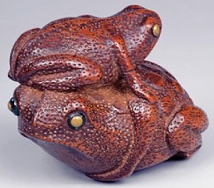 Katabori Netsuke, Two Frogs 

Signature: Sanko 

Wood 

Ca. 1780 

Height: 3.8 cm