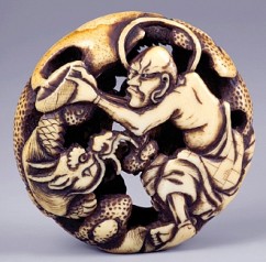 Manju Netsuke, Arhat and Dragon 

Signature: Juko 

Ivory 

Late 18th c. 

Diameter: 45 cm 

  
