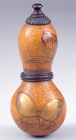 Netsuke, Gourd Embellished With Two Butterflies 

Hara Yoyusai (1772-1845) 

Signature: Yoyusai 

Natural gourd, gold maki-e 

Early 19th c. 

Height: 5.5 cm