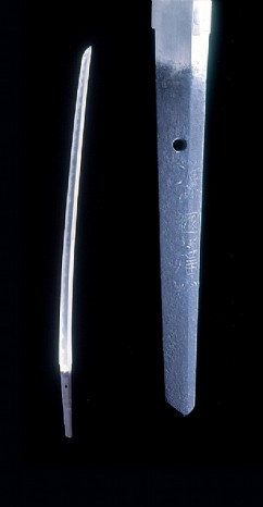 קאטאנה (חרב ארוכה) 

להב - חתימה: פוג'יווארה קוניהורו (מחוז יאמאשירו) 

ראשית המאה ה־17 

אורך הלהב: 75.1 ס"מ 

מתנת דניאל והילדה לבוב, ניו יורק 
