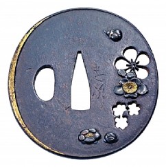 טסובה (מגן יד לחרב) 

פריחת השזיף 

חתימה: טאדאטסוגו 

ברזל, זהב, כסף ונחושת 

סוף המאה ה־17 

6.9‏ x‏ 7‏ ס"מ 

  
