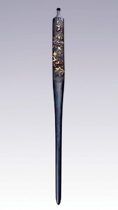 Kogai (Hairpin) 

Peonies 

Kaga School 

Shakudo (copper, bronze and gold alloy) 

Gold, silver and copper inlay 

18th c. 

22.6 cm 
