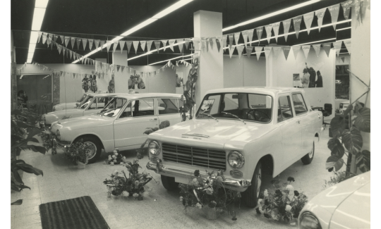 פתיחת אולם תצוגת מכוניות