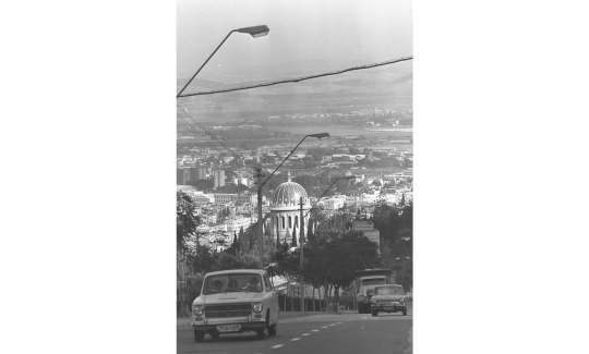 רכב מדגמי אוטוקרס על רקע