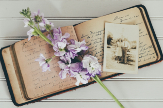 אדם צובר זיכרונות: יונה וולך וזלדה