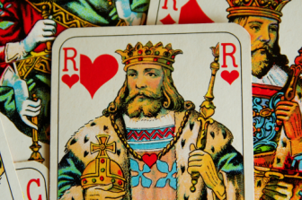 God Save the King: מבוא היסטורי למלוכה המסקרנת מכולן