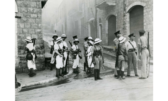 מלחים בריטים ושוטרים