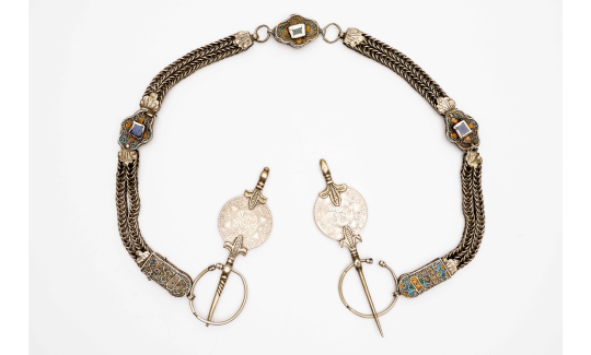 שרשרת עם זוג סיכות פריפה