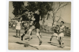 פיפטי-פיפטי: פוליטיקה ואידאולוגיה על המגרש וביציע
