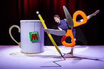ספל נייר ומספריים | תיאטרון הקרון