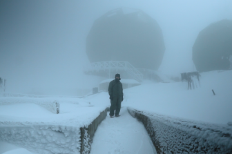 עין אחת פקוחה | הקרנה מיוחדת