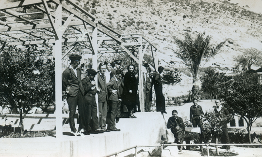צלם לא ידוע, אירוח קצינים