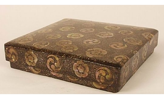 פרט מתוך קופסה לכלי כתיבה