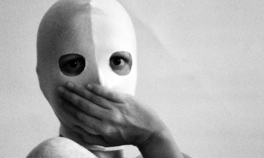 אנה מירקין חיה ויוצרת בתל