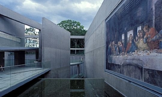 משטח מים בין הקיר עם 'הסעודה