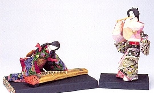 מארחת מנגנת בחליל ונערה