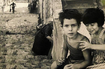 راية سوداء في مدينة حمراء