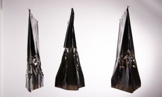 הילה לביב, גדר חיה, 2013, שקיות